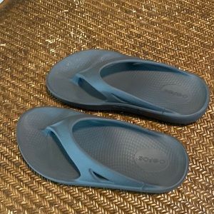 Oofos Womens Size 7 Grey Excellent Condition